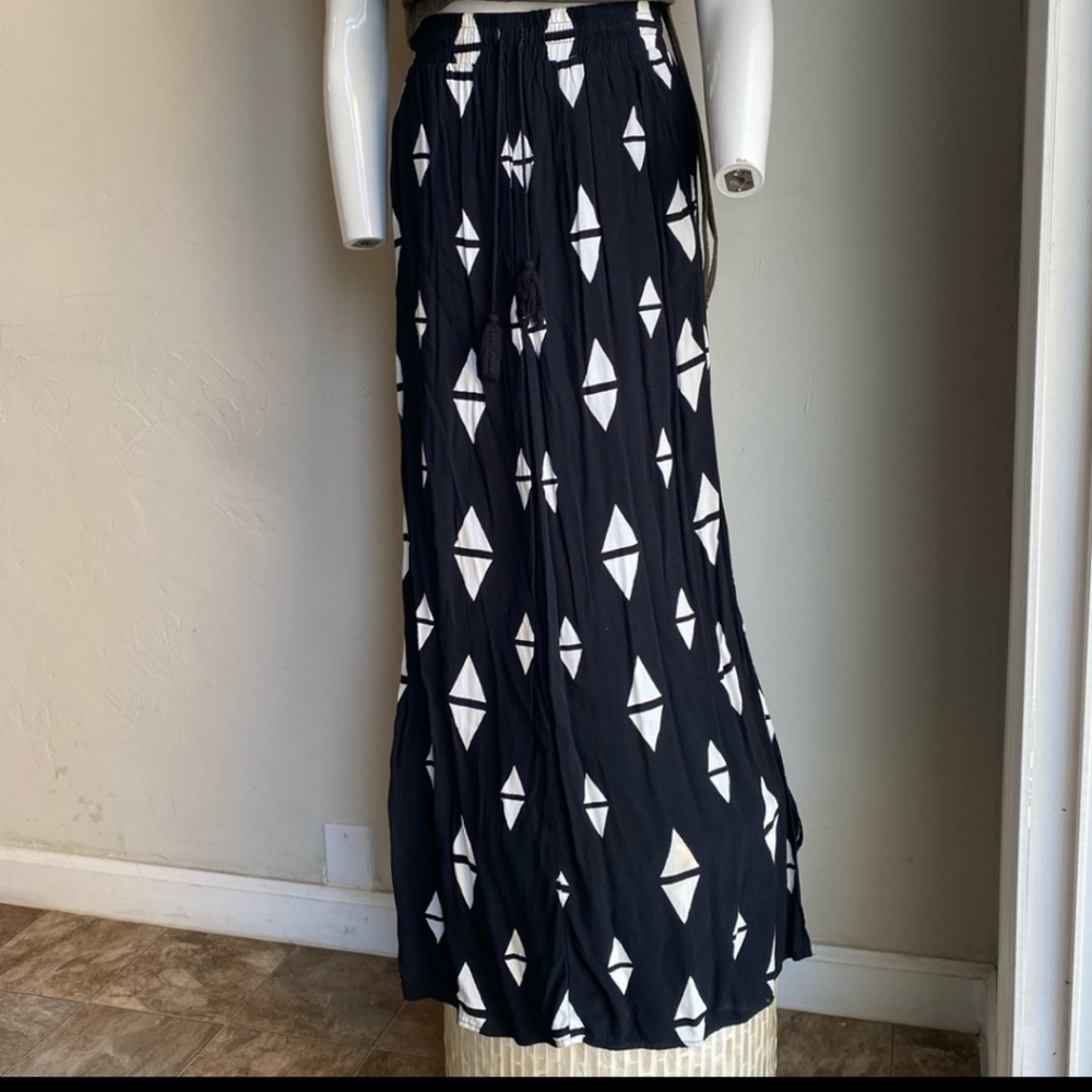 Fresh H&M long skirt with pockets!!